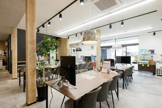 明るくて広々とした商談スペース。