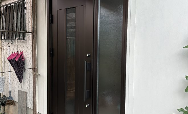 福知山市　玄関扉をカバー工法により1日で交換しました🏠🎵