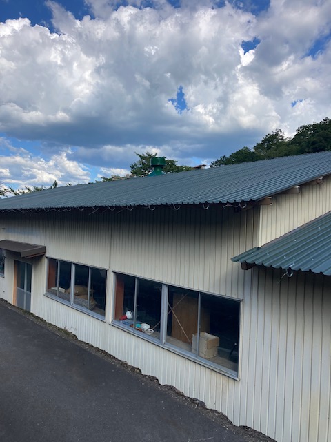 兵庫県丹波市・K様邸　屋根の雨漏り補修工事(屋根カバー工法・ガルバリウム鋼板) (2)