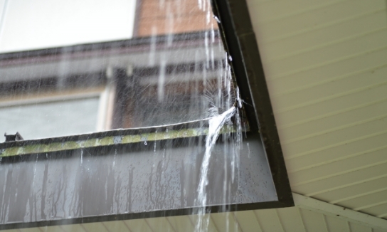 屋根から落ちる雨水