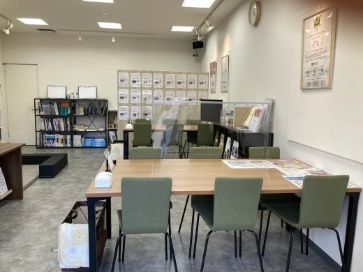 2021年にオープンしたばかりの綺麗な店内です。