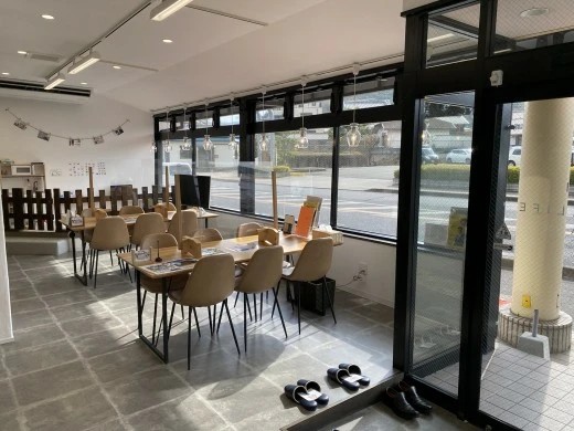 明るくて開放的な商談スペースです。